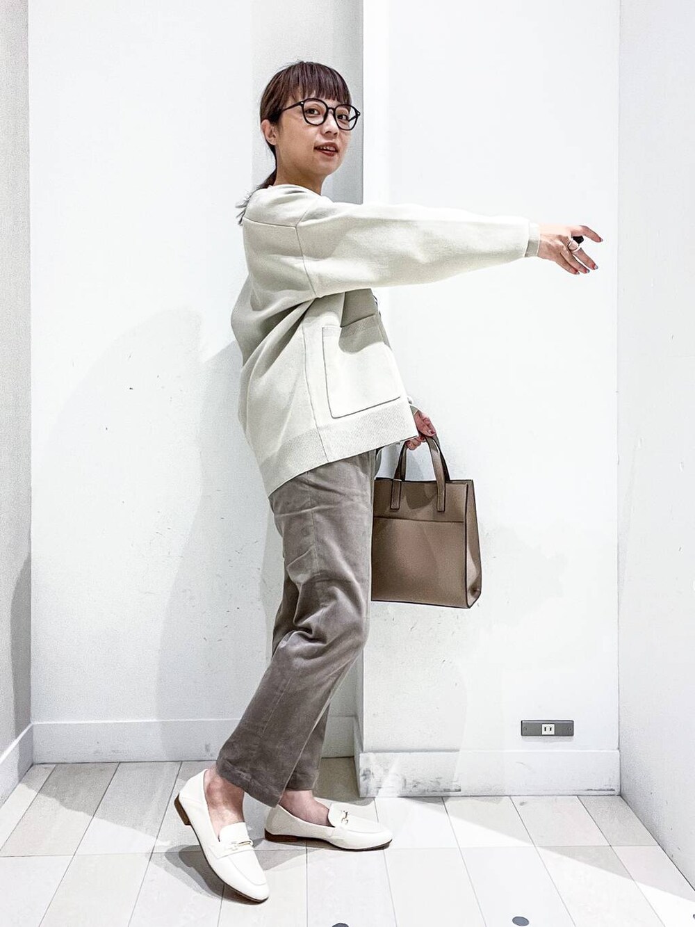 ホワイト系のローファー、ベージュ系のカーディガン/ボレロ、ホワイト系のシャツ/ブラウスを着用したレディースの秋コーディネートの5枚目の写真