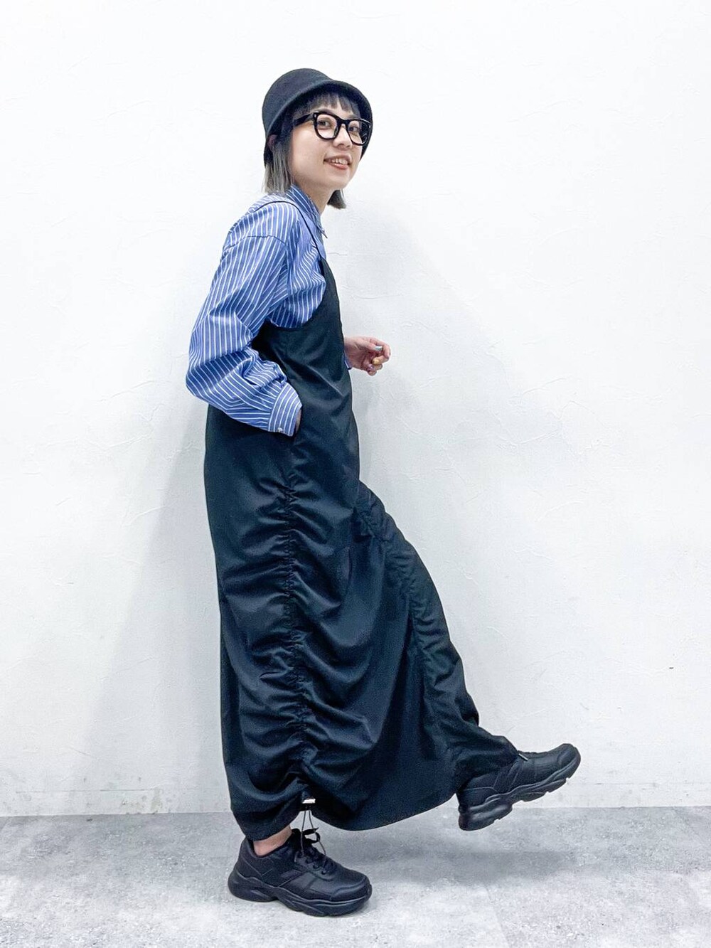 ブラック系のワンピース、ブルー系のシャツ/ブラウス、ブラック系のハットを着用したレディースの春コーディネートの6枚目の写真