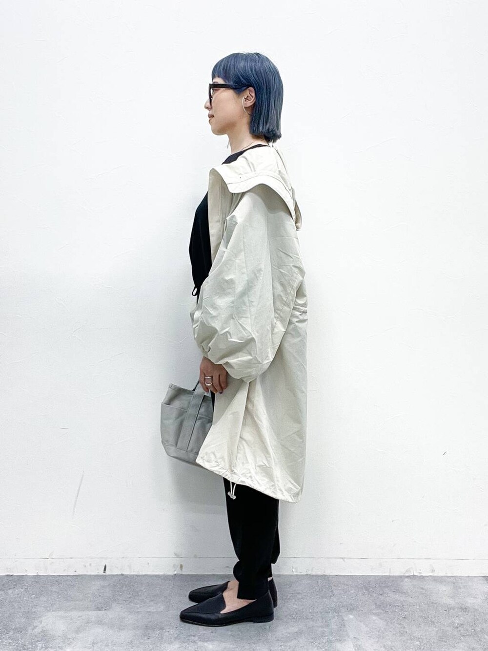 ホワイト系のトートバッグ、ブラック系のローファー、ブラック系のその他パンツを着用したレディースの春コーディネートの3枚目の写真