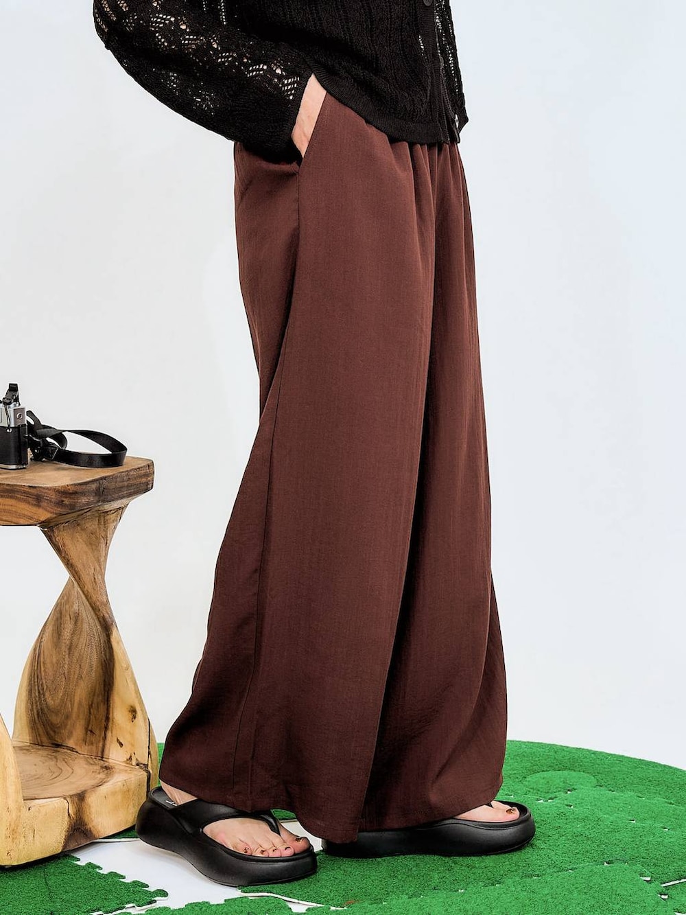 ブラック系のシャツ/ブラウスを着用したレディースの春コーディネートの3枚目の写真