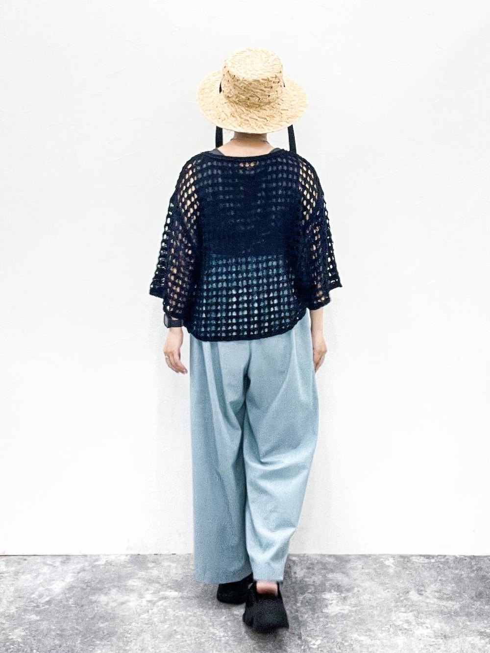 ブラック系のニット/セーター、ブラック系のサンダル、グレー系のタンクトップを着用したレディースの夏コーディネートの4枚目の写真