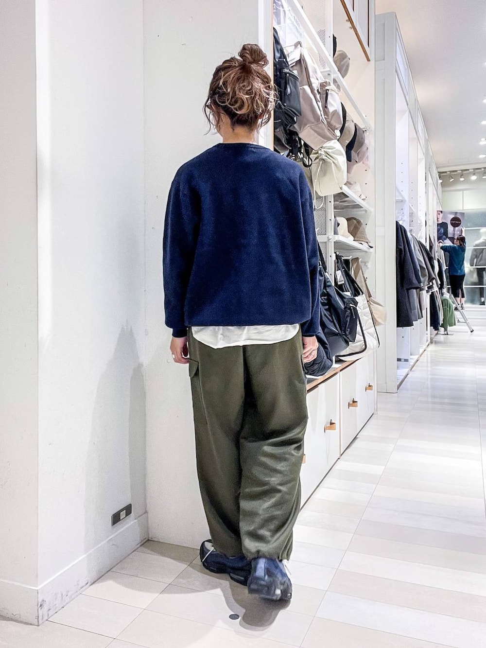 その他のTシャツ/カットソー、ブルー系のニット/セーター、グリーン系のカーゴパンツを着用したレディースの秋コーディネートの4枚目の写真