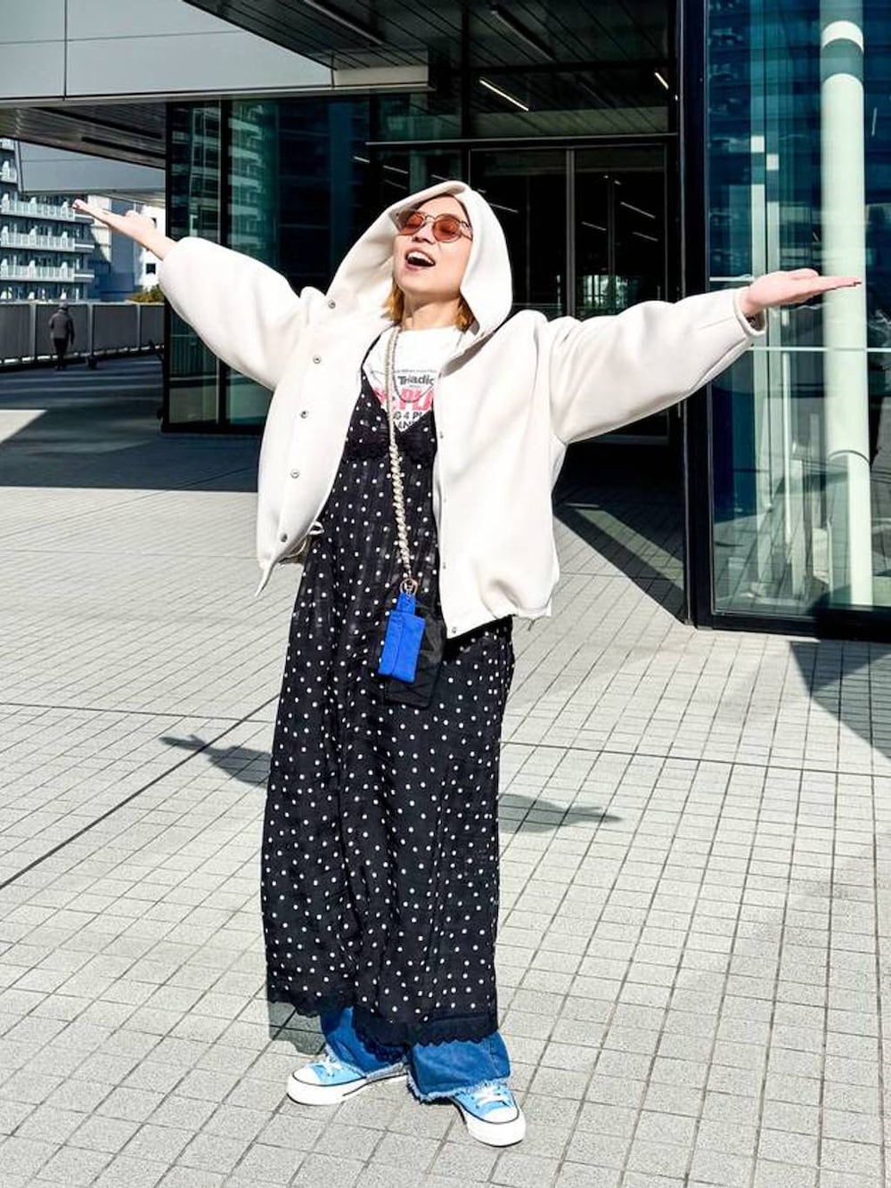 ホワイト系のブルゾン、ブラック系のワンピースを着用したレディースの冬コーディネートの6枚目の写真