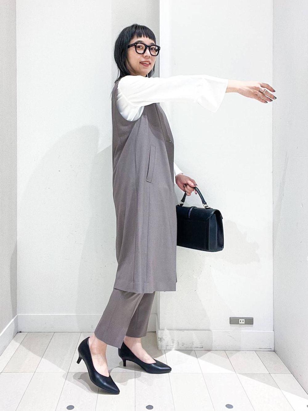 ブラック系のパンプス、ホワイト系のシャツ/ブラウス、ブラウン系のその他パンツを着用したレディースの冬コーディネートの5枚目の写真