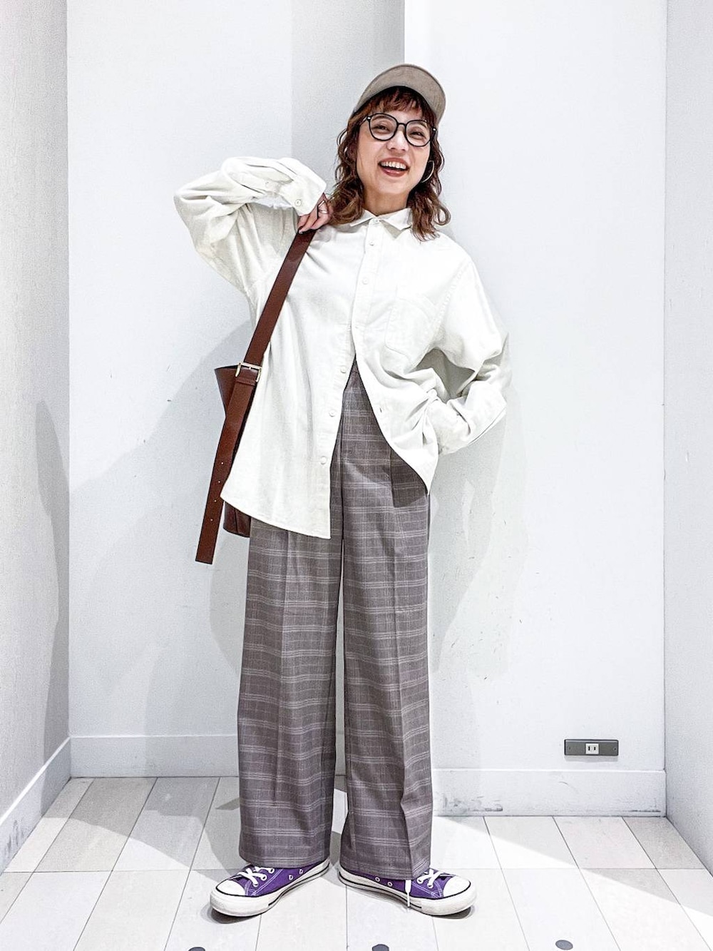 ブラウン系のその他パンツ、ホワイト系のシャツ/ブラウス、ブラウン系のショルダーバッグを着用したレディースの秋コーディネートの6枚目の写真