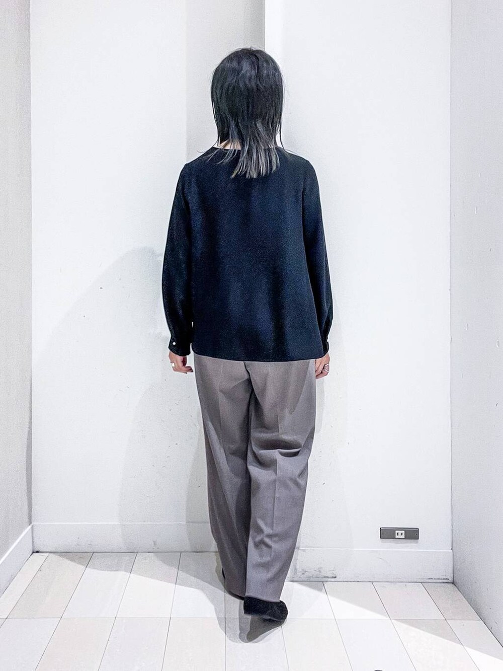 ブラック系のパンプス、ブラック系のシャツ/ブラウス、ブラウン系のその他パンツを着用したレディースの冬コーディネートの8枚目の写真