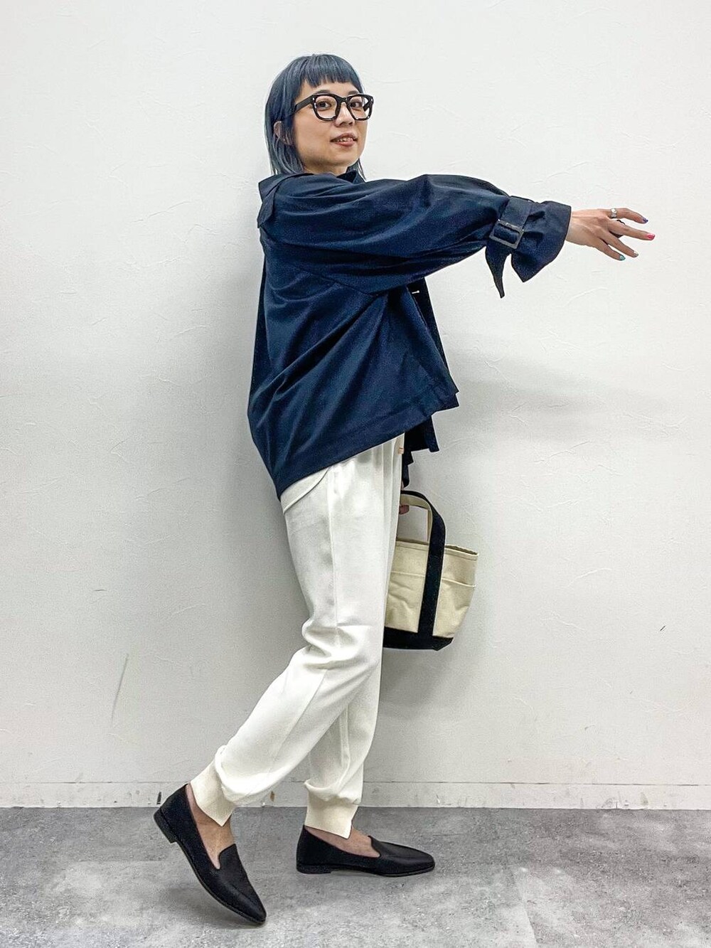 ホワイト系のトートバッグ、ブラック系のローファー、ホワイト系のその他パンツを着用したレディースの春コーディネートの5枚目の写真