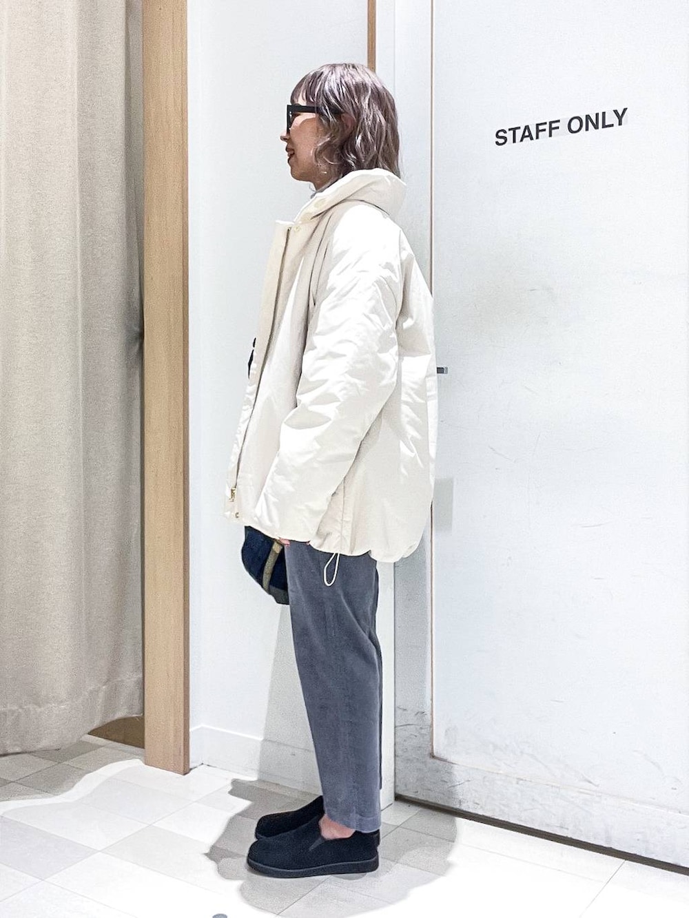 ホワイト系のブルゾン、ベージュ系のニット/セーター、ブルー系のその他パンツを着用したレディースの冬コーディネートの3枚目の写真