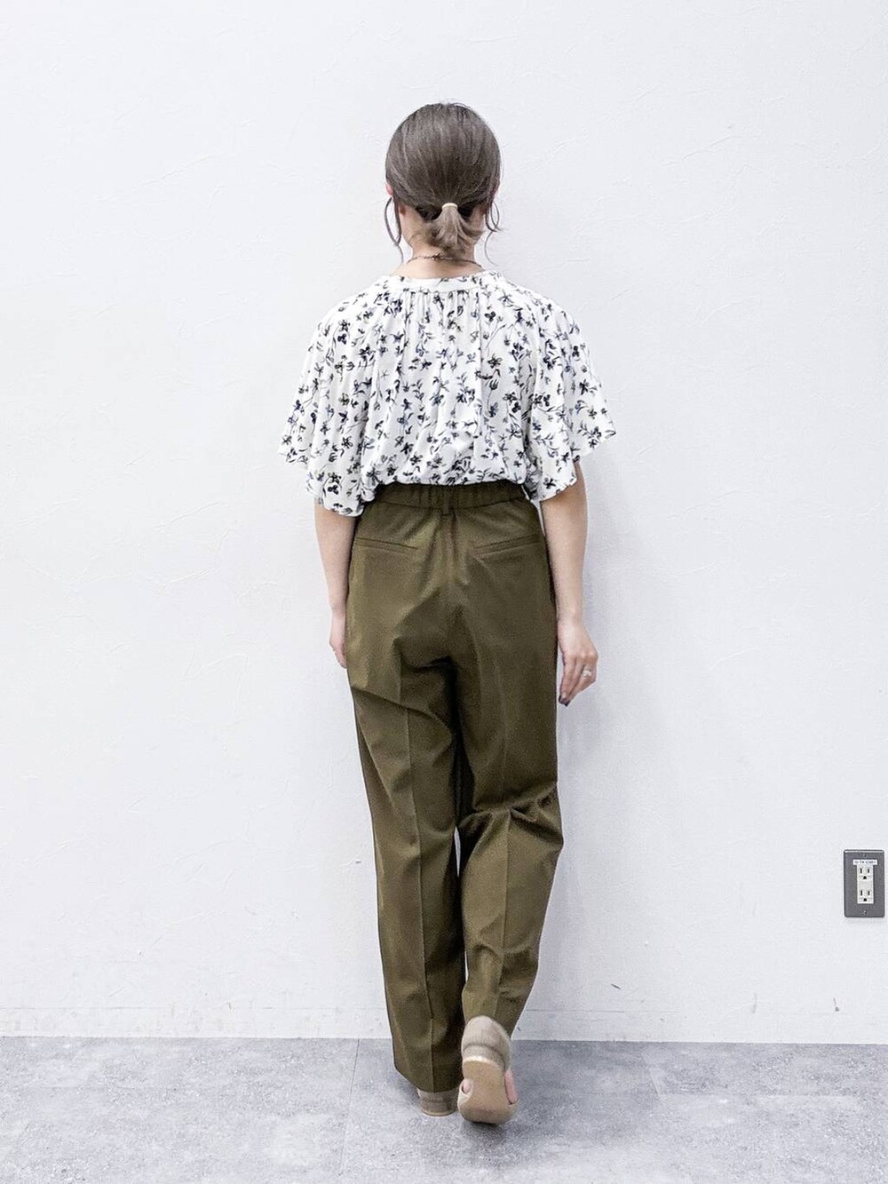 ベージュ系のショルダーバッグ、ベージュ系のサンダル、ホワイト系のシャツ/ブラウスを着用したレディースの春コーディネートの8枚目の写真