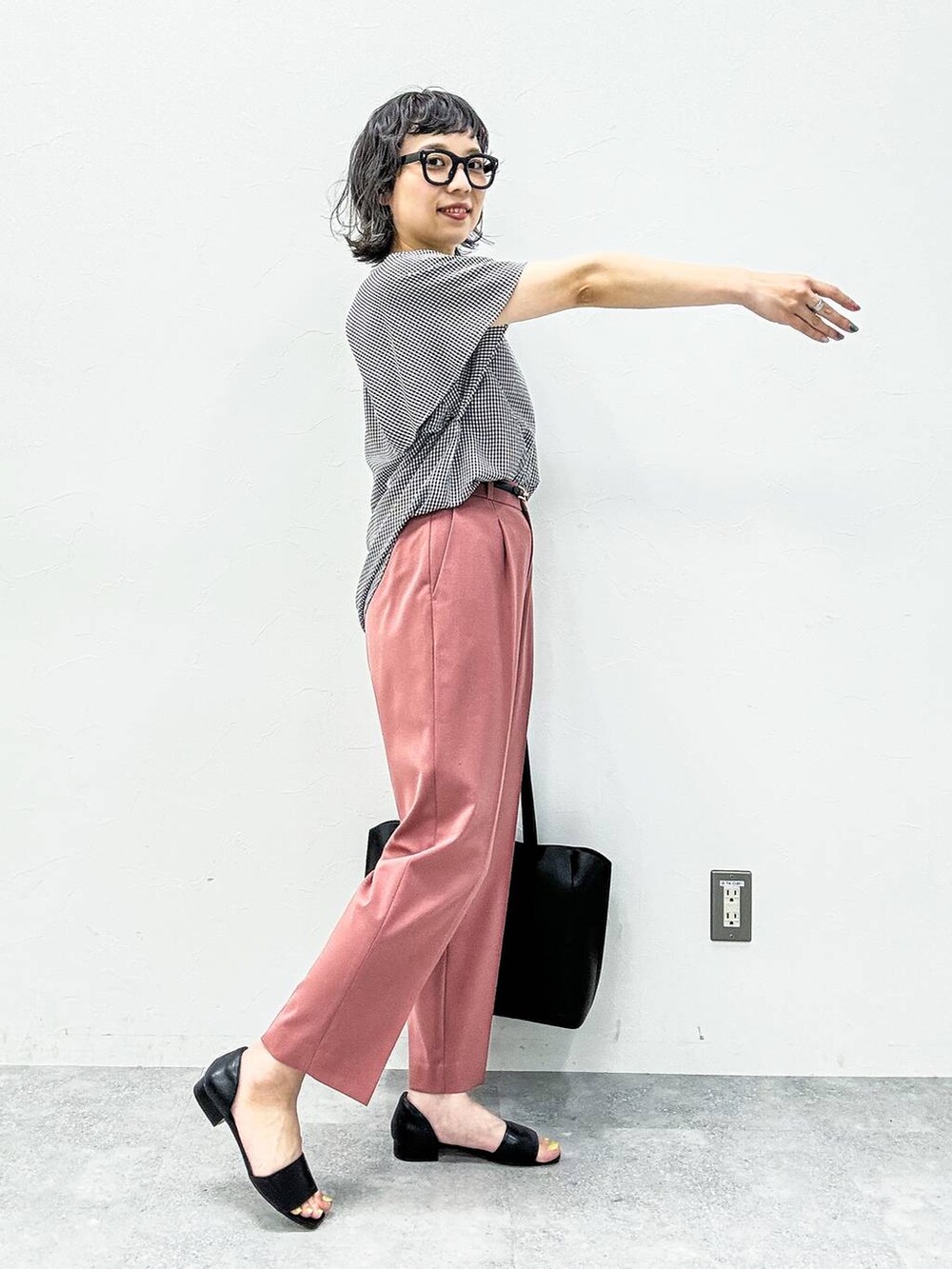 ブラック系のサンダル、その他のトートバッグ、ピンク系のその他パンツを着用したレディースの春コーディネートの5枚目の写真