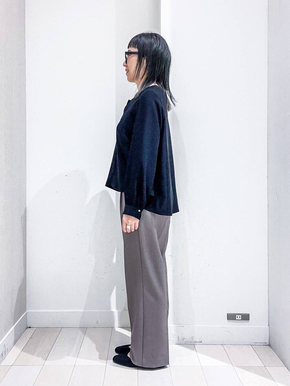 ブラック系のパンプス、ブラック系のシャツ/ブラウス、ブラウン系のその他パンツを着用したレディースの冬コーディネートの7枚目の写真