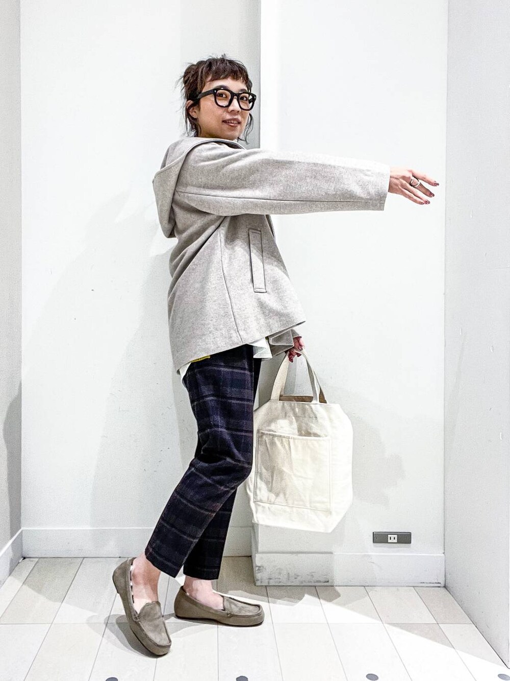 ベージュ系のその他アウター、その他のTシャツ/カットソー、イエロー系のニット/セーターを着用したレディースの冬コーディネートの5枚目の写真