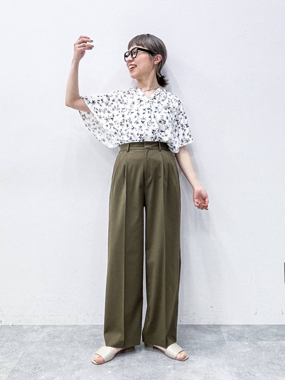 ベージュ系のショルダーバッグ、ベージュ系のサンダル、ホワイト系のシャツ/ブラウスを着用したレディースの春コーディネートの6枚目の写真