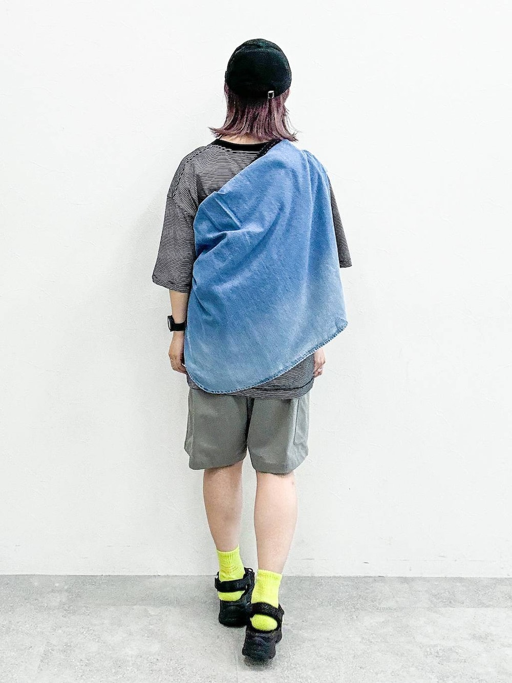ブラック系のTシャツ/カットソー、ブラック系のサンダル、ブラック系のショルダーバッグを着用したレディースの夏コーディネートの4枚目の写真
