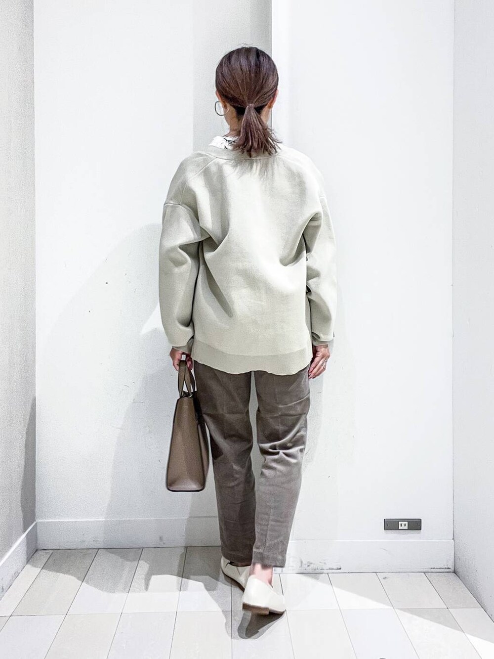 ホワイト系のローファー、ベージュ系のカーディガン/ボレロ、ホワイト系のシャツ/ブラウスを着用したレディースの秋コーディネートの4枚目の写真