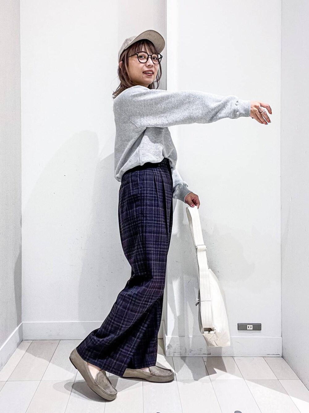 ブルー系のその他パンツ、ホワイト系のショルダーバッグ、グレー系のスウェットを着用したレディースの秋コーディネートの5枚目の写真