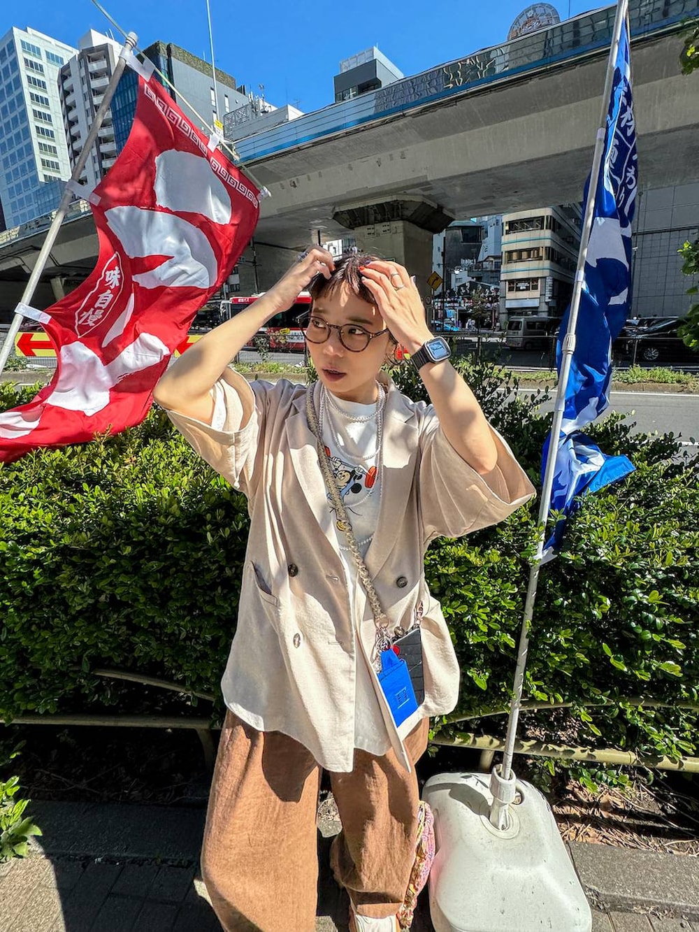 ベージュ系のテーラードジャケット、ブラウン系のその他パンツ、ホワイト系のTシャツ/カットソーを着用したレディースの春コーディネートの5枚目の写真