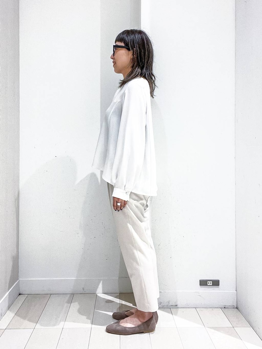 ベージュ系のパンプス、ホワイト系のベスト、ホワイト系のシャツ/ブラウスを着用したレディースの冬コーディネートの7枚目の写真