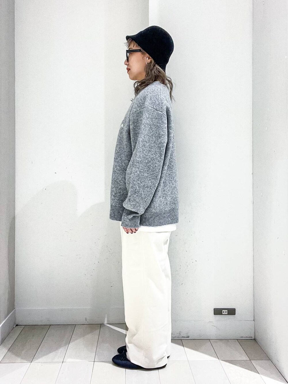 グレー系のその他アウター、その他のTシャツ/カットソー、グレー系のニット/セーターを着用したレディースの冬コーディネートの7枚目の写真