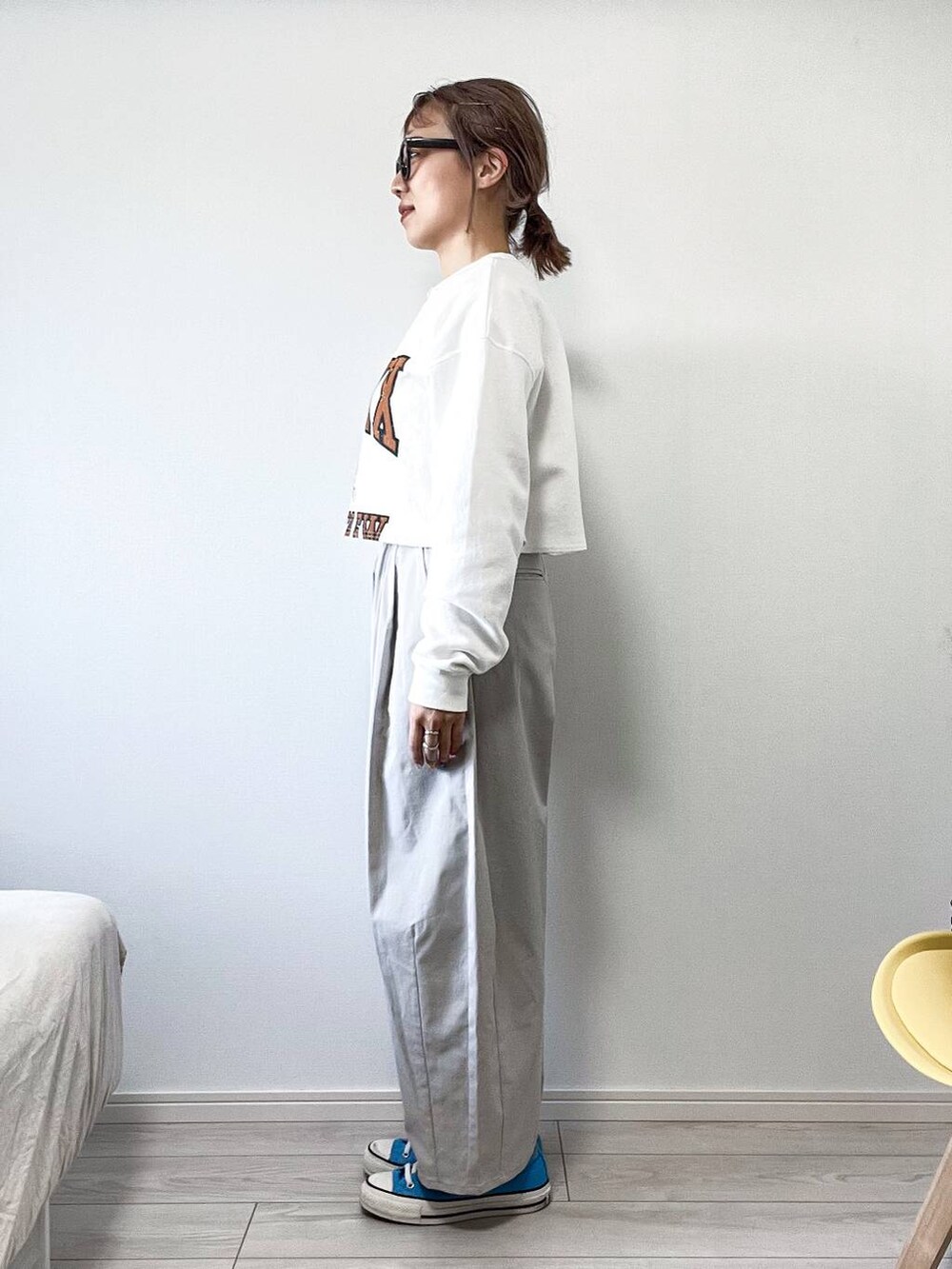 ホワイト系のスウェット、グレー系のその他パンツを着用したレディースの春コーディネートの3枚目の写真