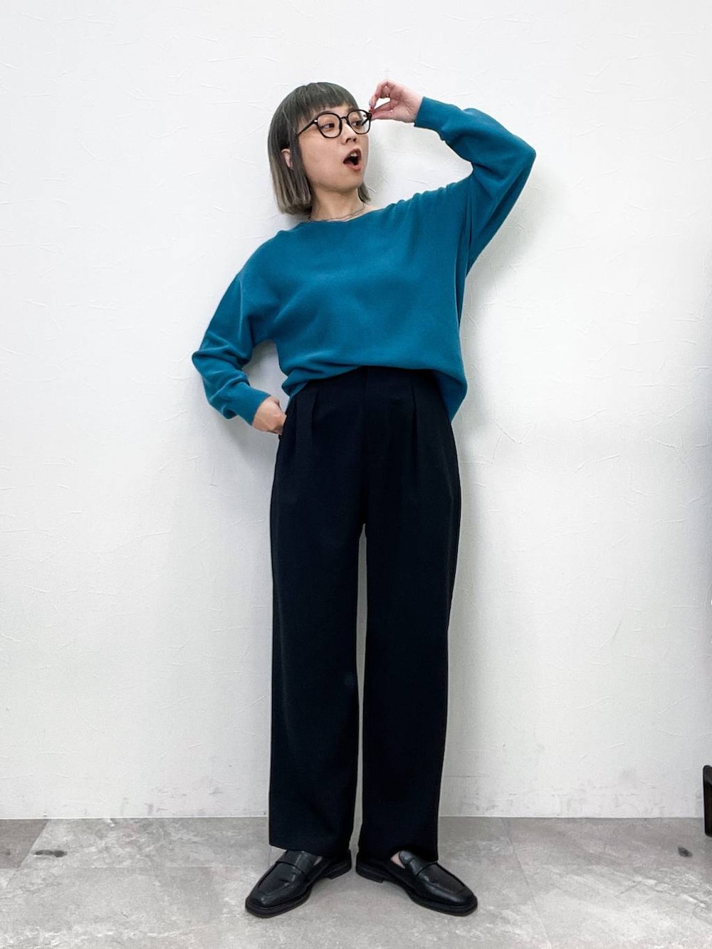 ブラック系のローファー、ベージュ系のトレンチコート、ブラック系のその他パンツを着用したレディースの春コーディネートの6枚目の写真