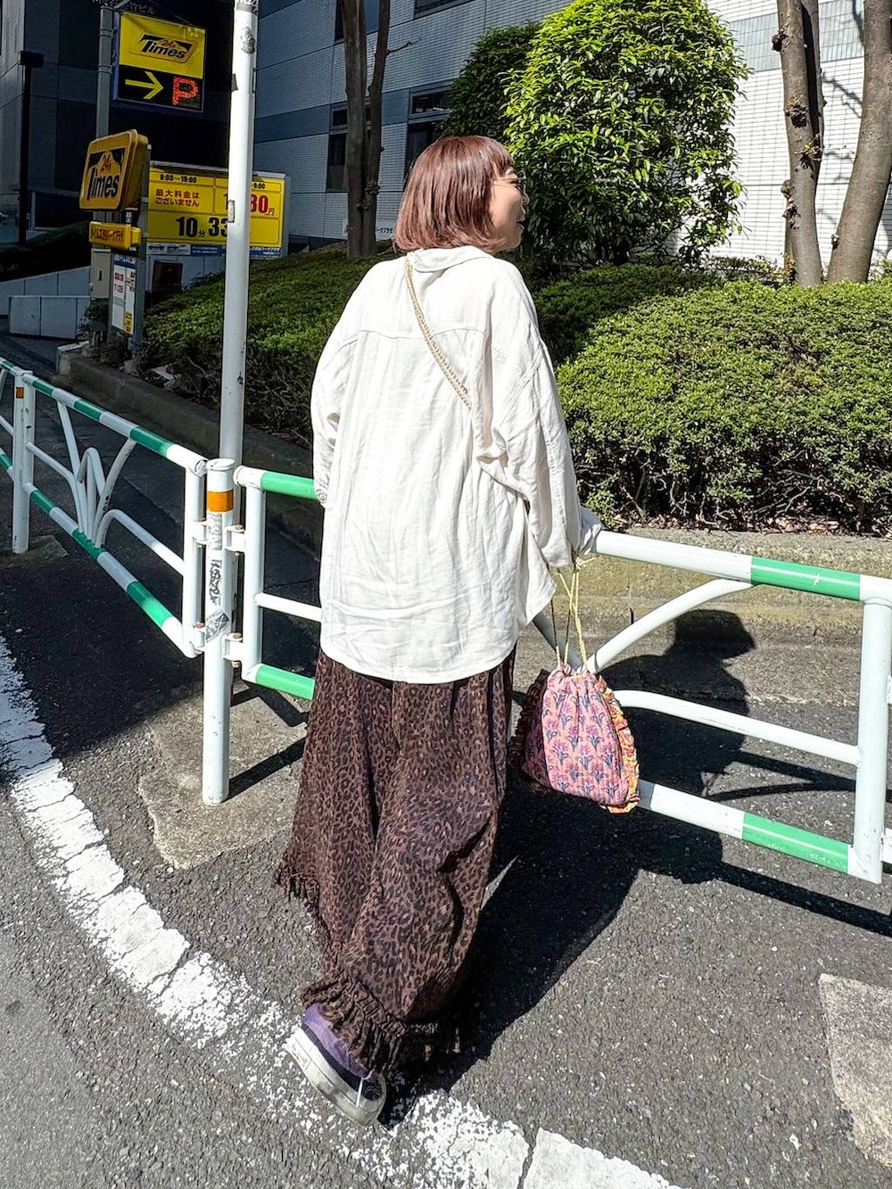 ブラック系のTシャツ/カットソー、ホワイト系のTシャツ/カットソーを着用したレディースの春コーディネートの4枚目の写真