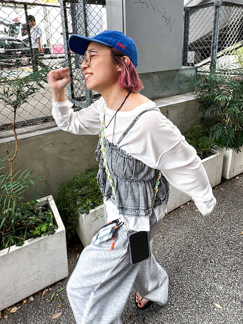 グレー系のスウェットパンツ、ホワイト系のTシャツ/カットソー、グレー系のその他トップスを着用したレディースの夏コーディネートの5枚目の写真