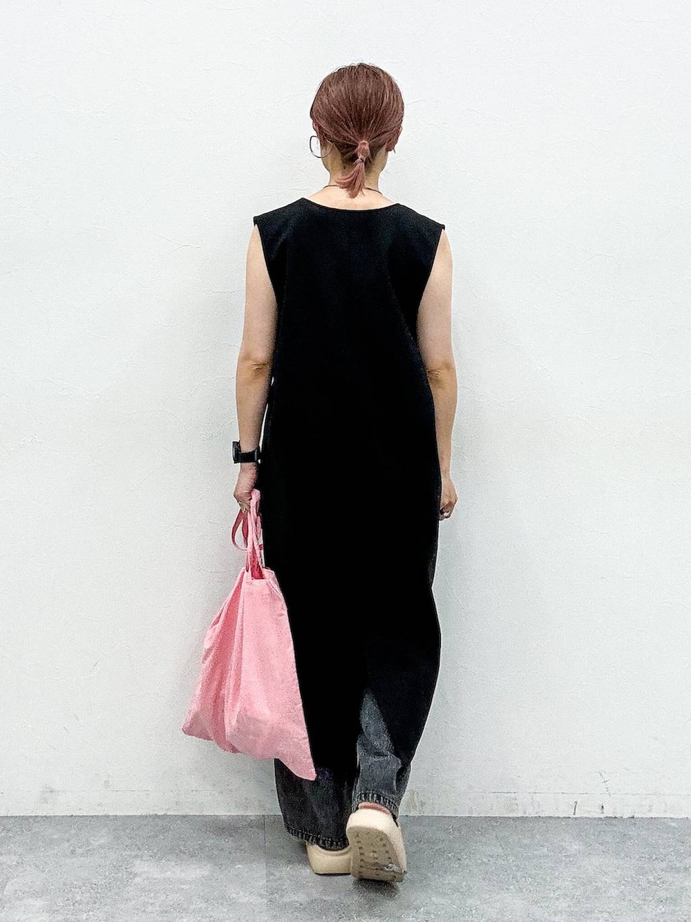 ブラック系のTシャツ/カットソー、ブラック系のワンピース、ブラック系のデニムパンツを着用したレディースの夏コーディネートの4枚目の写真