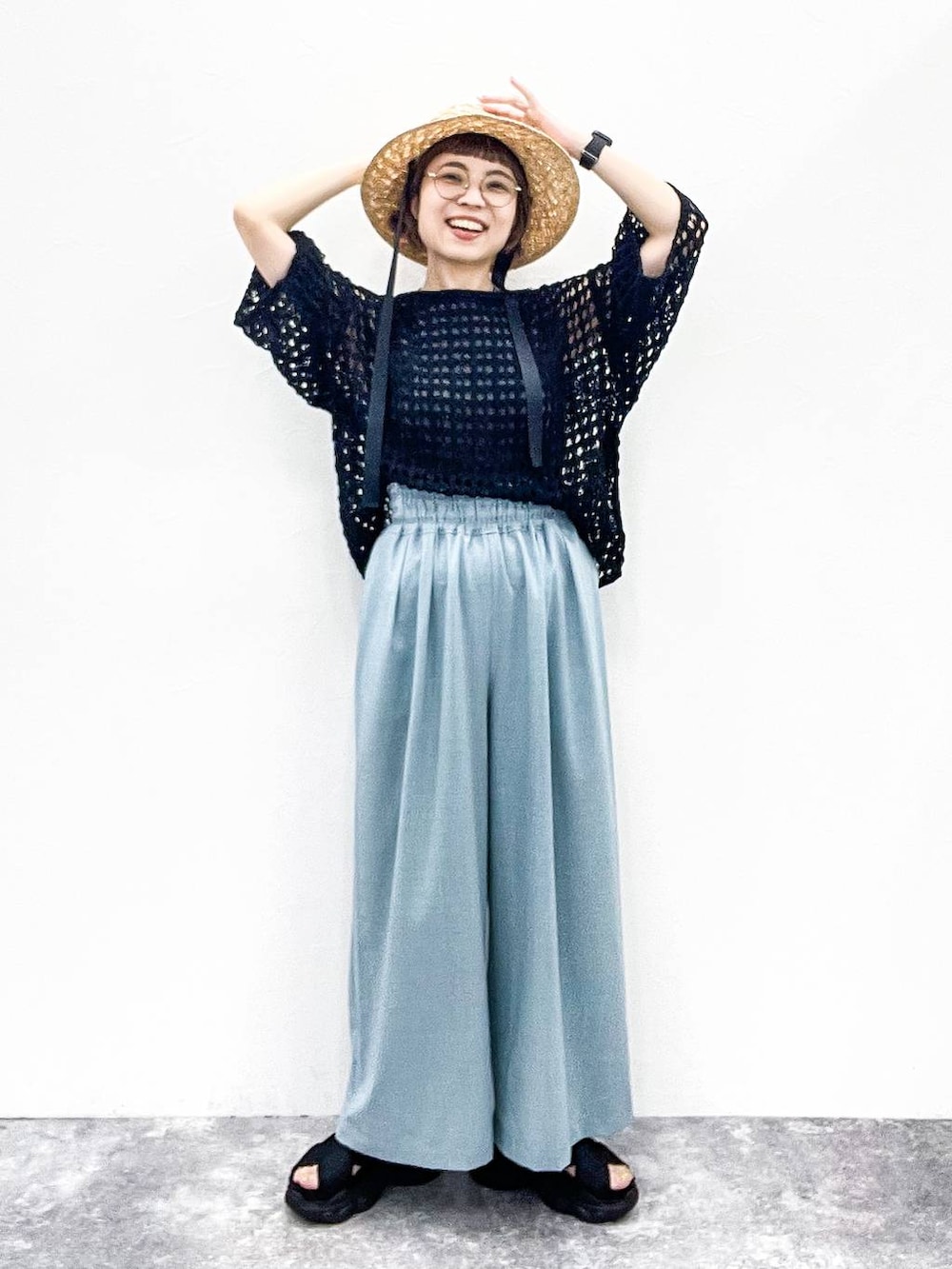 ブラック系のニット/セーター、ブラック系のサンダル、グレー系のタンクトップを着用したレディースの夏コーディネートの6枚目の写真