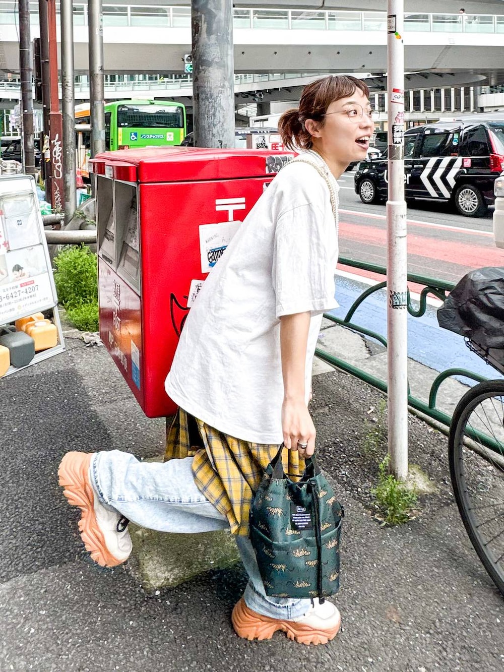 ホワイト系のTシャツ/カットソーを着用したレディースの春コーディネートの5枚目の写真