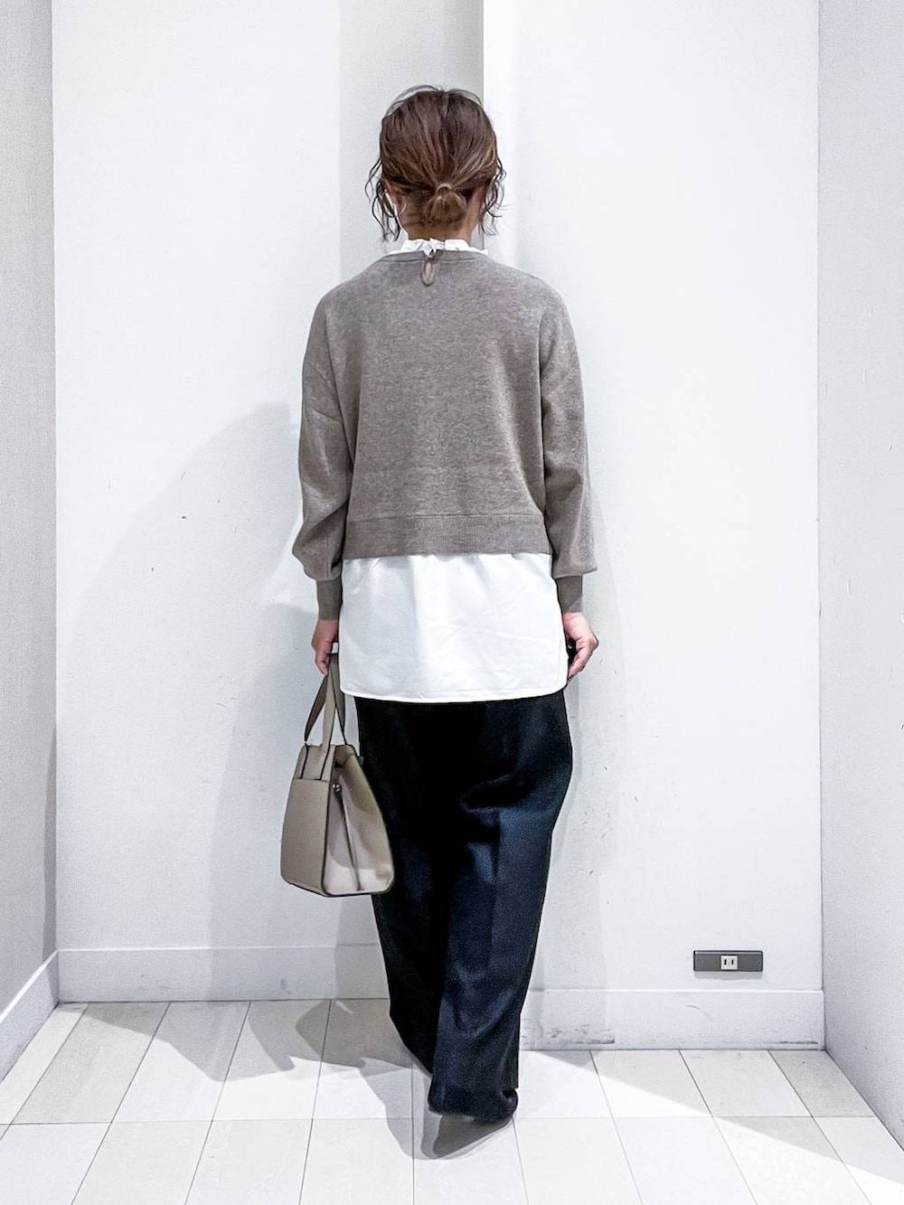 ベージュ系のショルダーバッグ、グレー系のノーカラーコート、ブラック系のその他パンツを着用したレディースの秋コーディネートの8枚目の写真