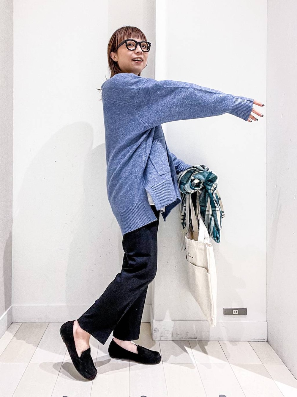 ホワイト系のトートバッグ、グレー系のTシャツ/カットソー、ブルー系のカーディガン/ボレロを着用したレディースの秋コーディネートの5枚目の写真