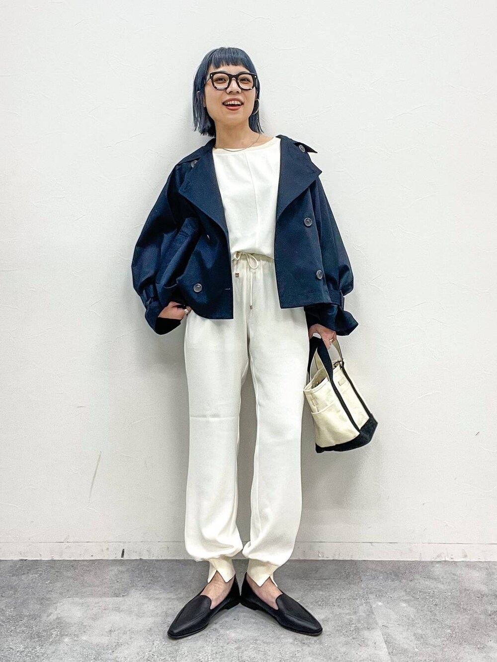 ホワイト系のトートバッグ、ブラック系のローファー、ホワイト系のその他パンツを着用したレディースの春コーディネートの2枚目の写真