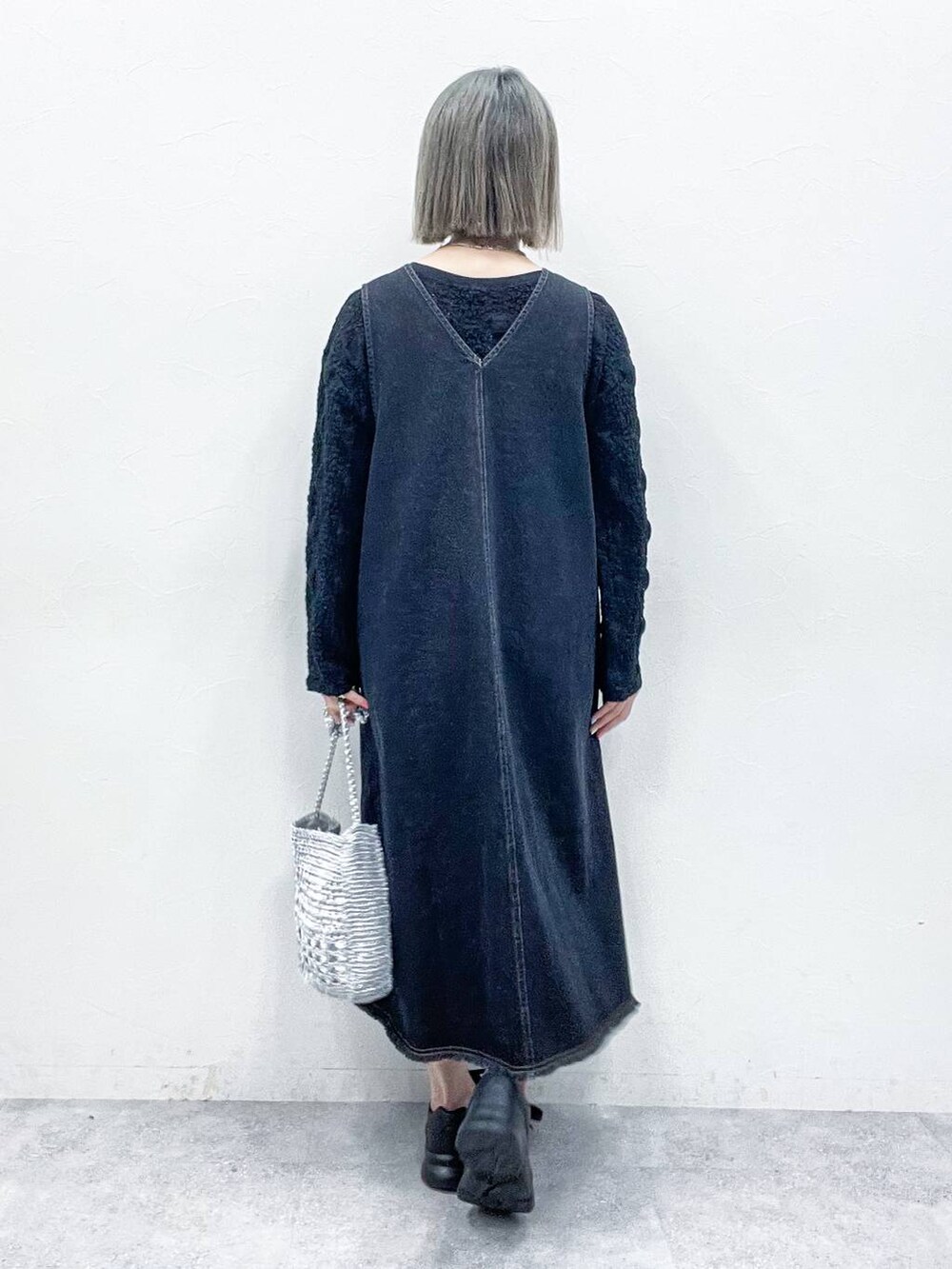 ブラック系のTシャツ/カットソーを着用したレディースの春コーディネートの4枚目の写真