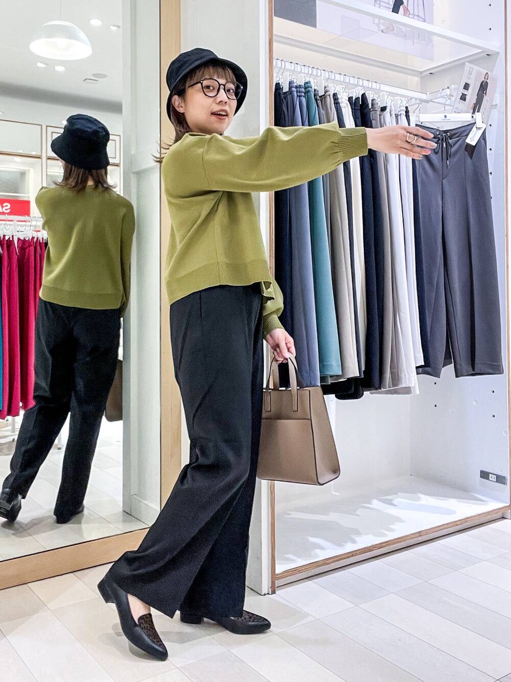 その他のパンプス、ベージュ系のショルダーバッグ、イエロー系のカーディガン/ボレロを着用したレディースの夏コーディネートの5枚目の写真