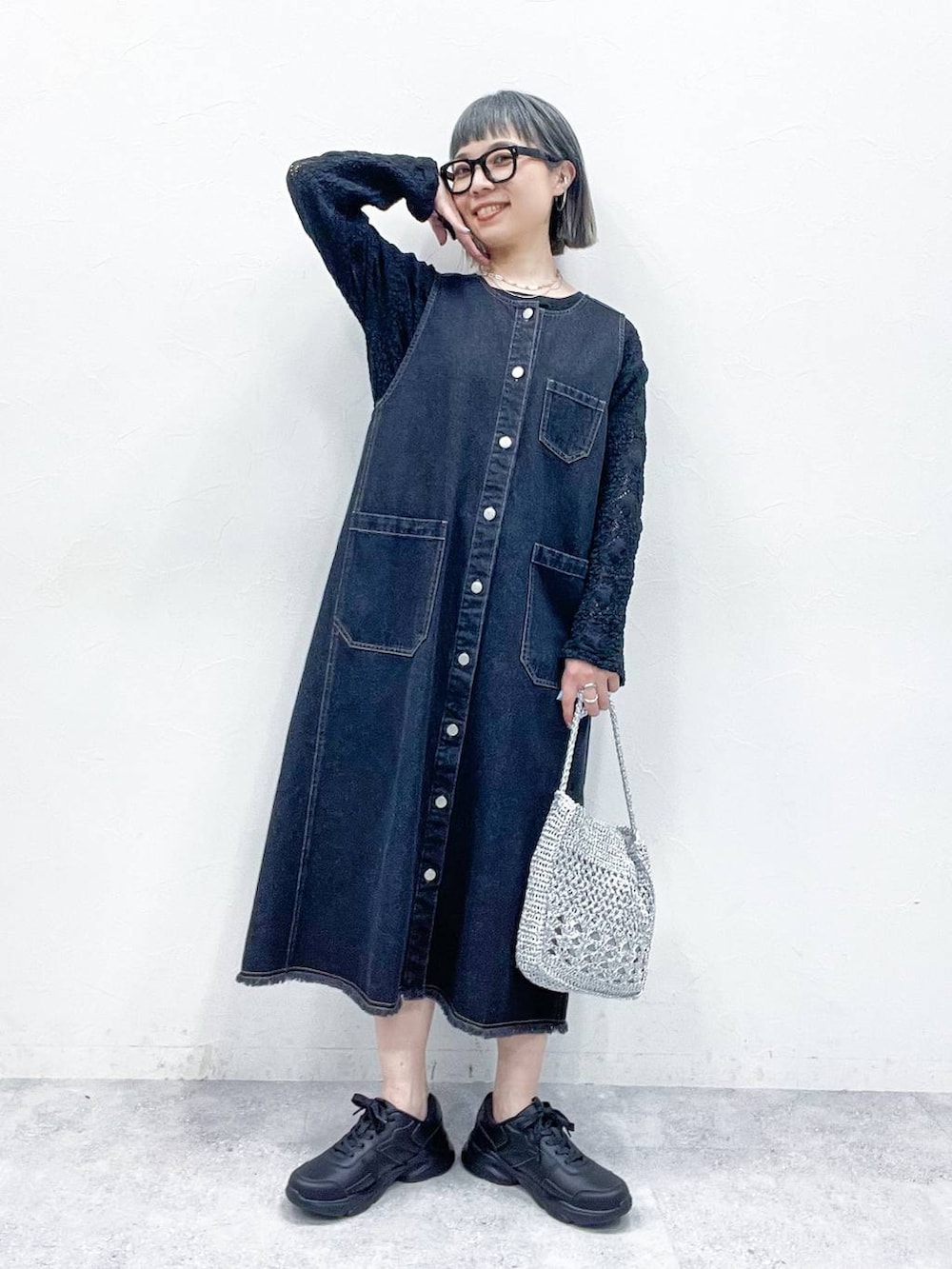 ブラック系のTシャツ/カットソーを着用したレディースの春コーディネートの7枚目の写真