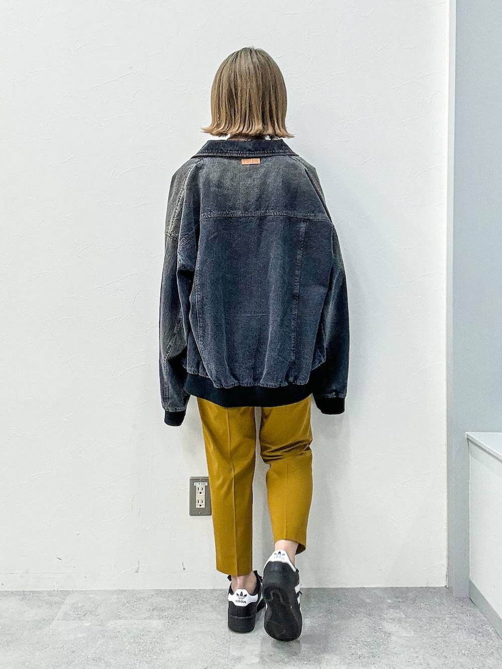 ブラック系のデニムジャケット、ブラック系のTシャツ/カットソーを着用したレディースの春コーディネートの4枚目の写真