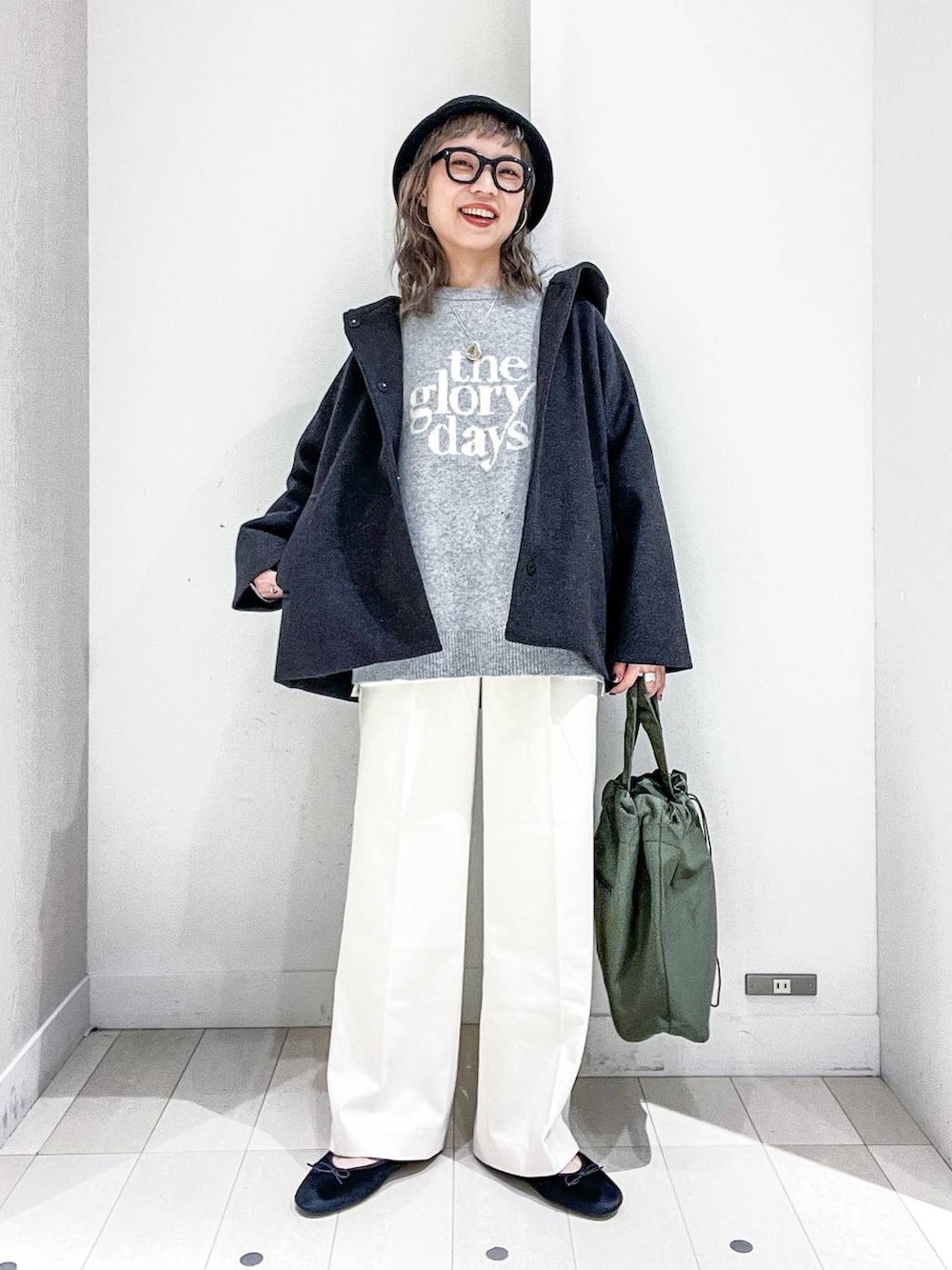 グレー系のその他アウター、その他のTシャツ/カットソー、グレー系のニット/セーターを着用したレディースの冬コーディネートの2枚目の写真