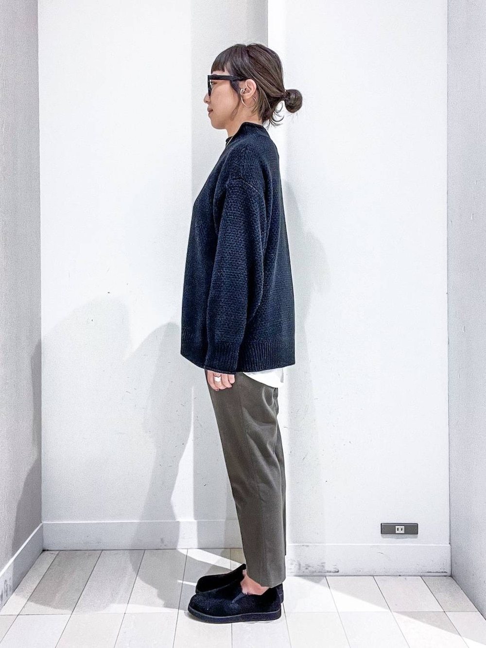 ホワイト系のトートバッグ、ホワイト系のその他アウター、その他のTシャツ/カットソーを着用したレディースの秋コーディネートの7枚目の写真