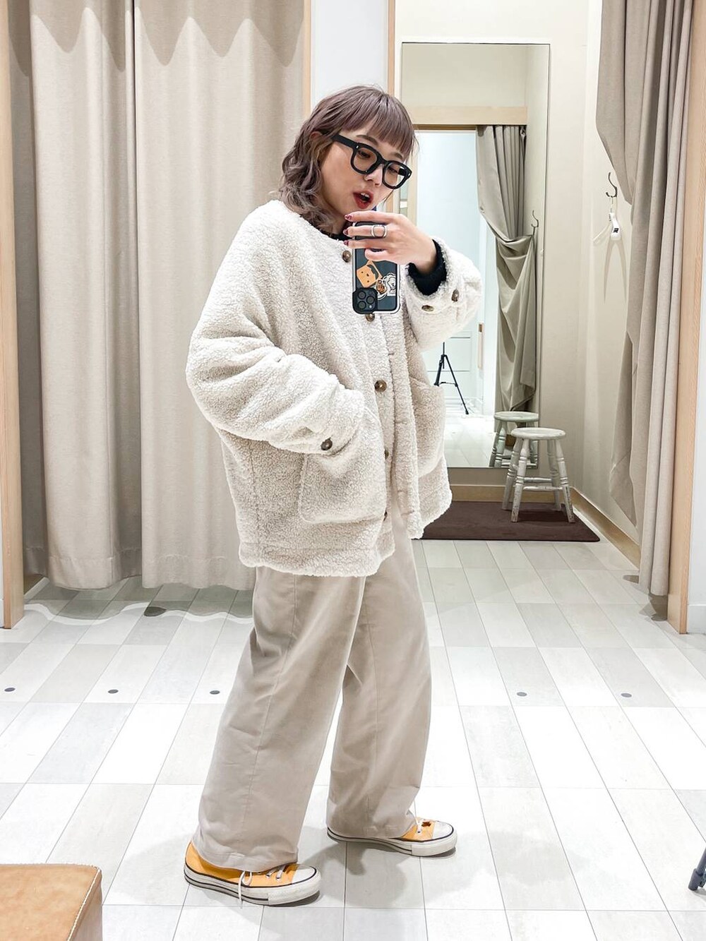 ブラック系のニット/セーター、ホワイト系のブルゾン、ベージュ系のその他パンツを着用したレディースの冬コーディネートの5枚目の写真