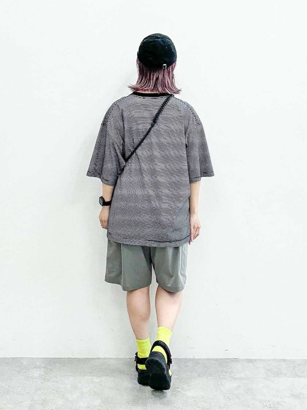 ブラック系のTシャツ/カットソー、ブラック系のサンダル、ブラック系のショルダーバッグを着用したレディースの夏コーディネートの8枚目の写真