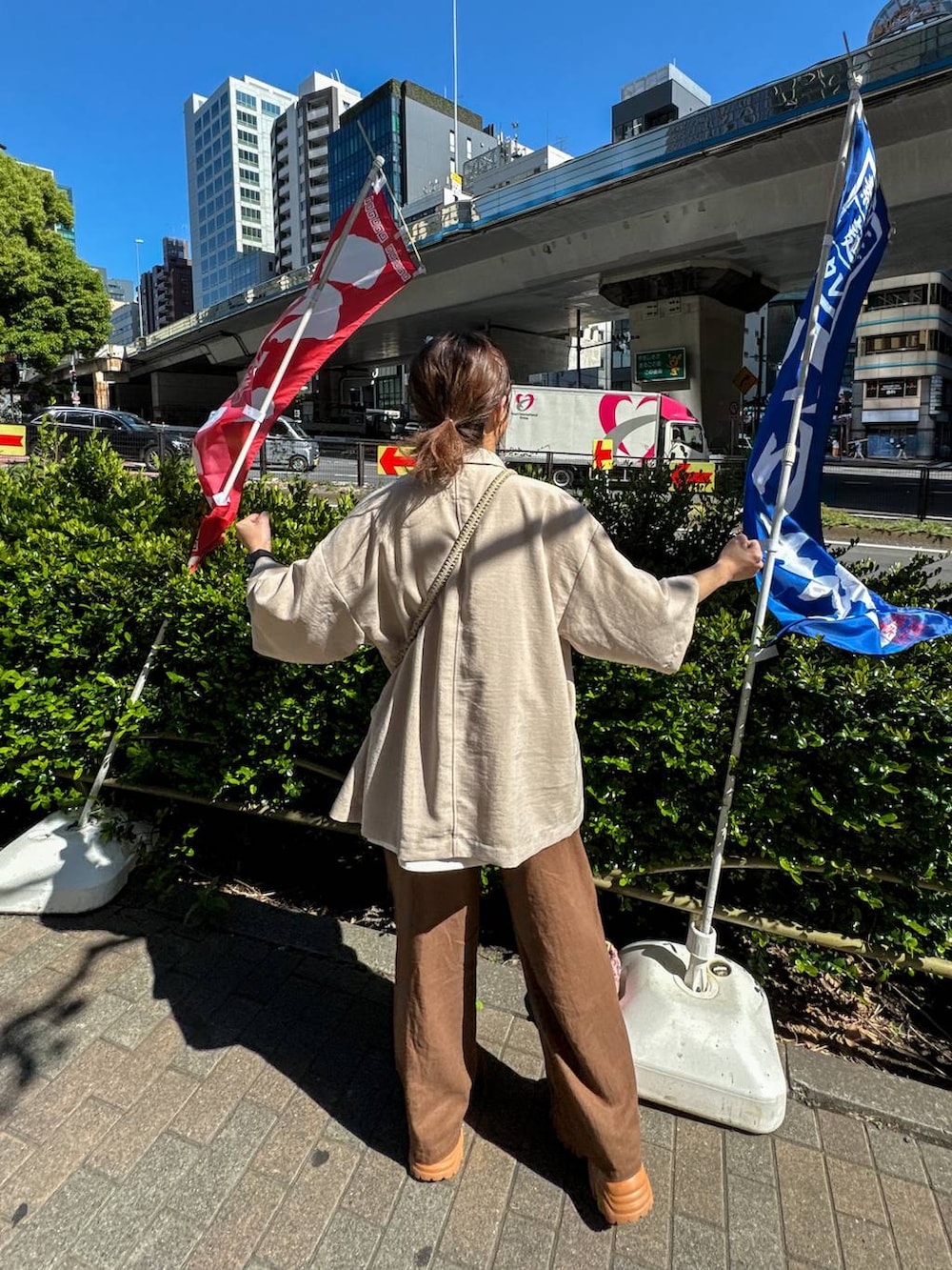 ベージュ系のテーラードジャケット、ブラウン系のその他パンツ、ホワイト系のTシャツ/カットソーを着用したレディースの春コーディネートの3枚目の写真