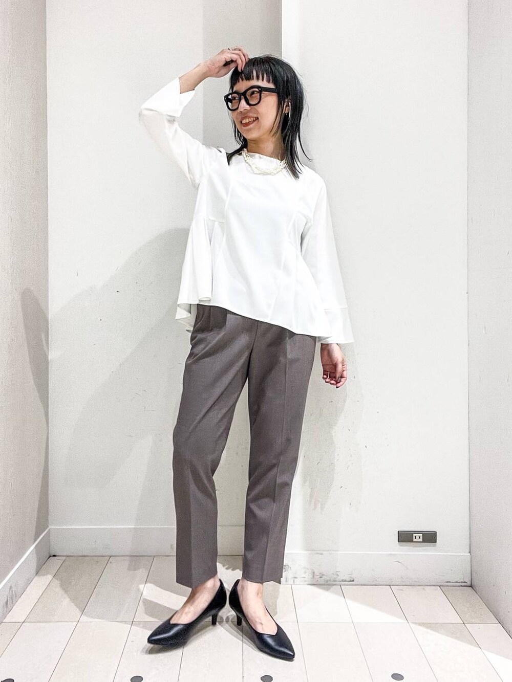 ブラック系のパンプス、ホワイト系のシャツ/ブラウス、ブラウン系のその他パンツを着用したレディースの冬コーディネートの6枚目の写真