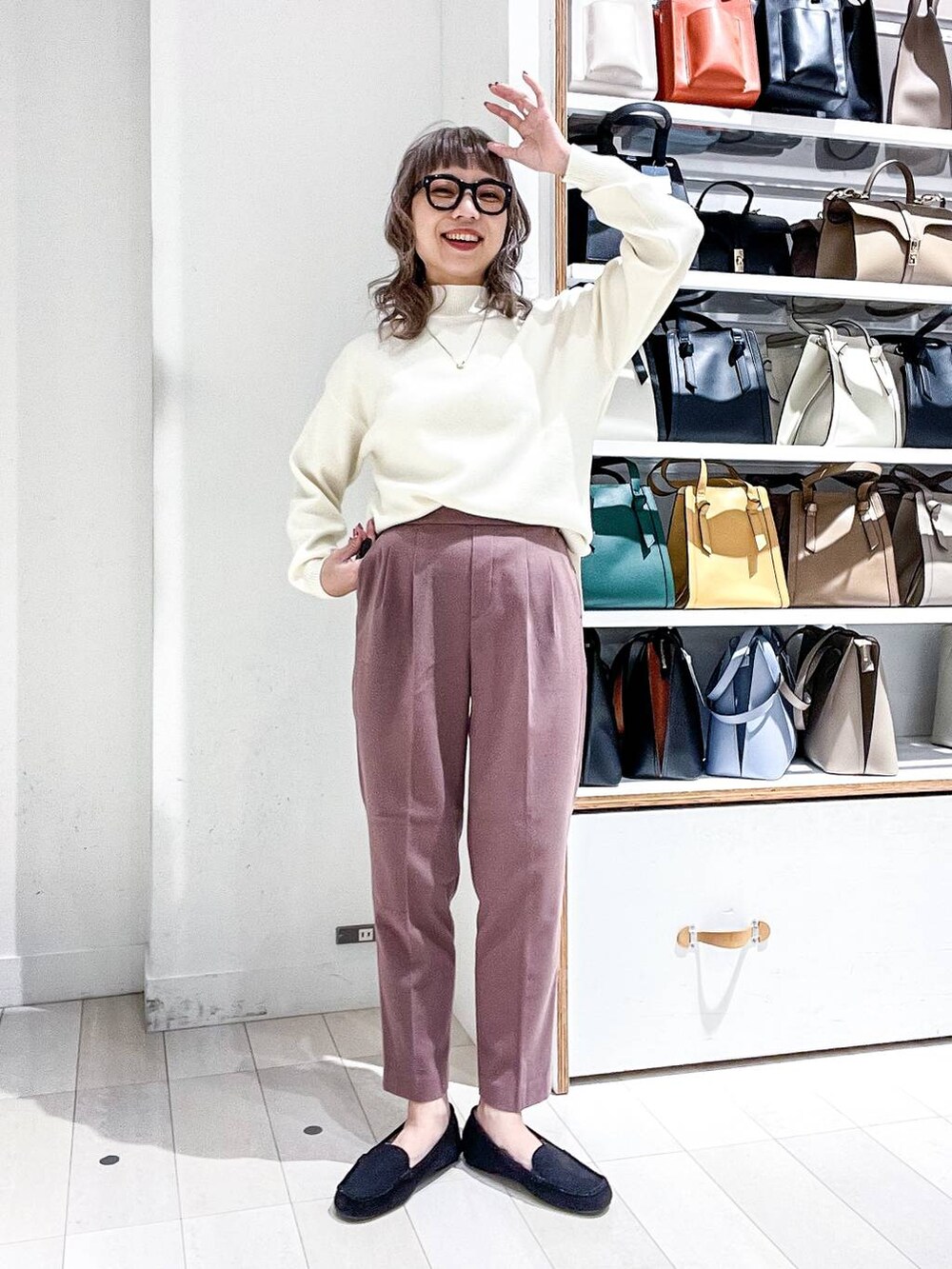 「体型カバー、きれいめ、カジュアル、コート、ニット、テーパードパンツ、着痩せ・細見え、着痩せ、冬コーデ、トートバッグ、メガネ、GLOBAL WORK」|「GLOBAL WORKのスペ軽変形3WAYBAG/172356(ショルダーバッグ、ブラック系)」を使った、バヤコさん(レディース・161cm)の冬コーディネートの6枚目の写真