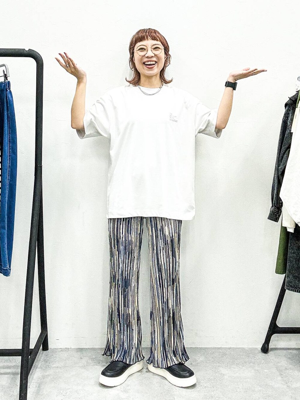 ブラック系のスリッポン、ブルー系のその他パンツ、ブルー系のシャツ/ブラウスを着用したレディースの秋コーディネートの6枚目の写真