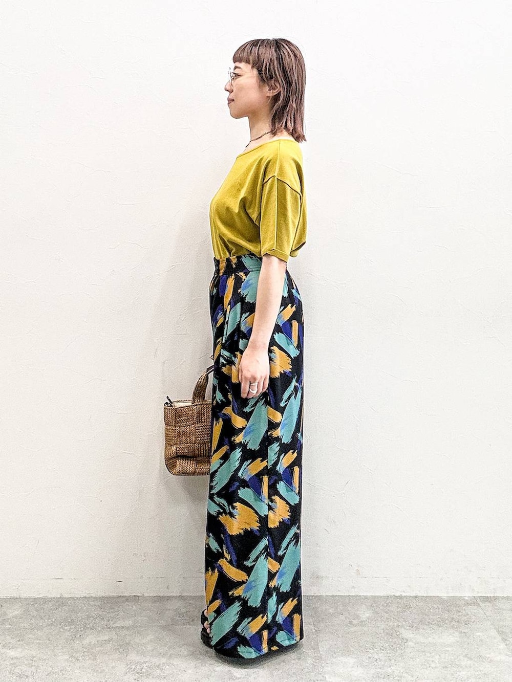 グリーン系のサンダル、イエロー系のTシャツ/カットソー、ブラック系のその他パンツを着用したレディースの夏コーディネートの3枚目の写真