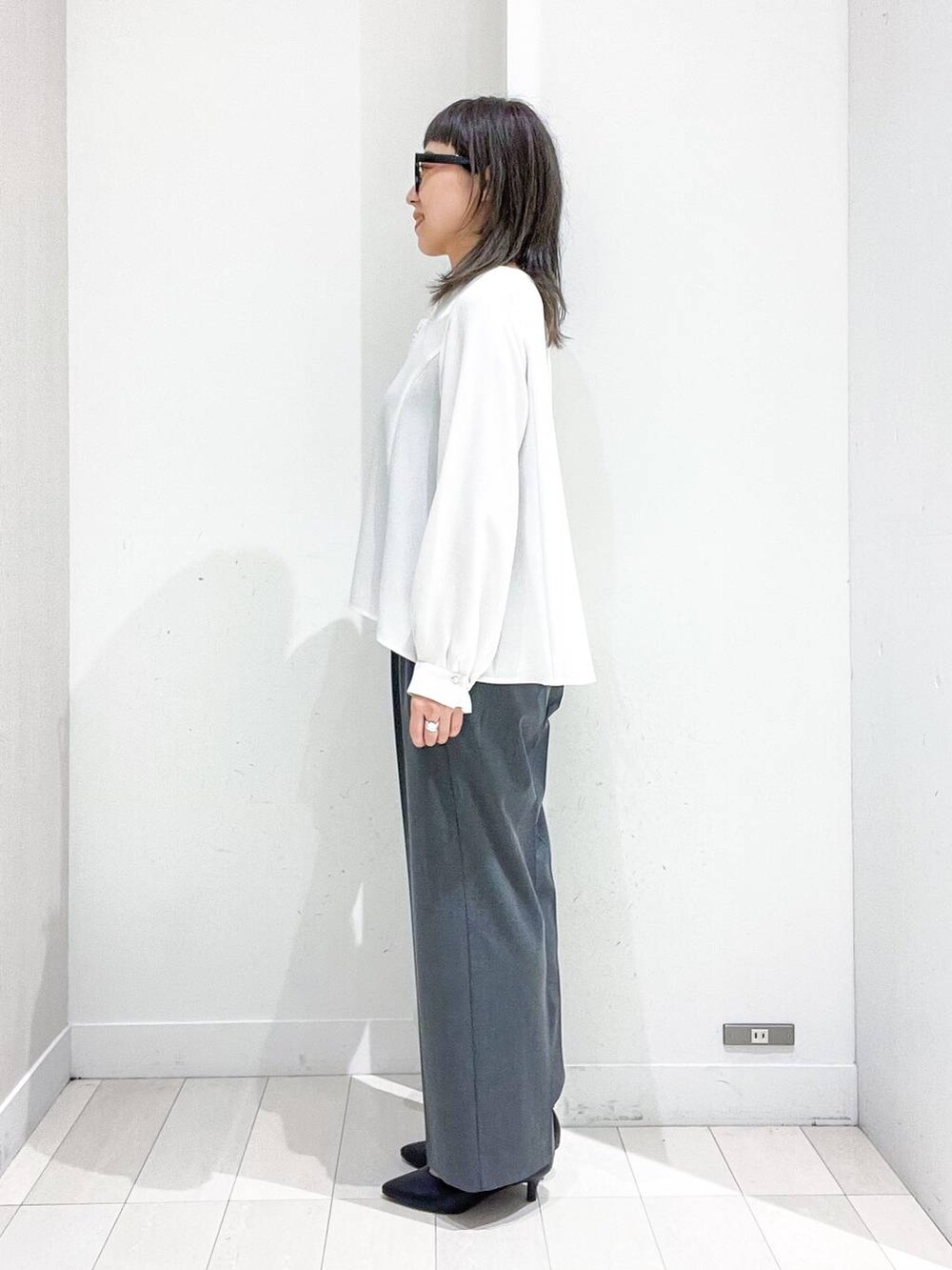 ブラック系のパンプス、ホワイト系のノーカラージャケット、ホワイト系のシャツ/ブラウスを着用したレディースの冬コーディネートの7枚目の写真
