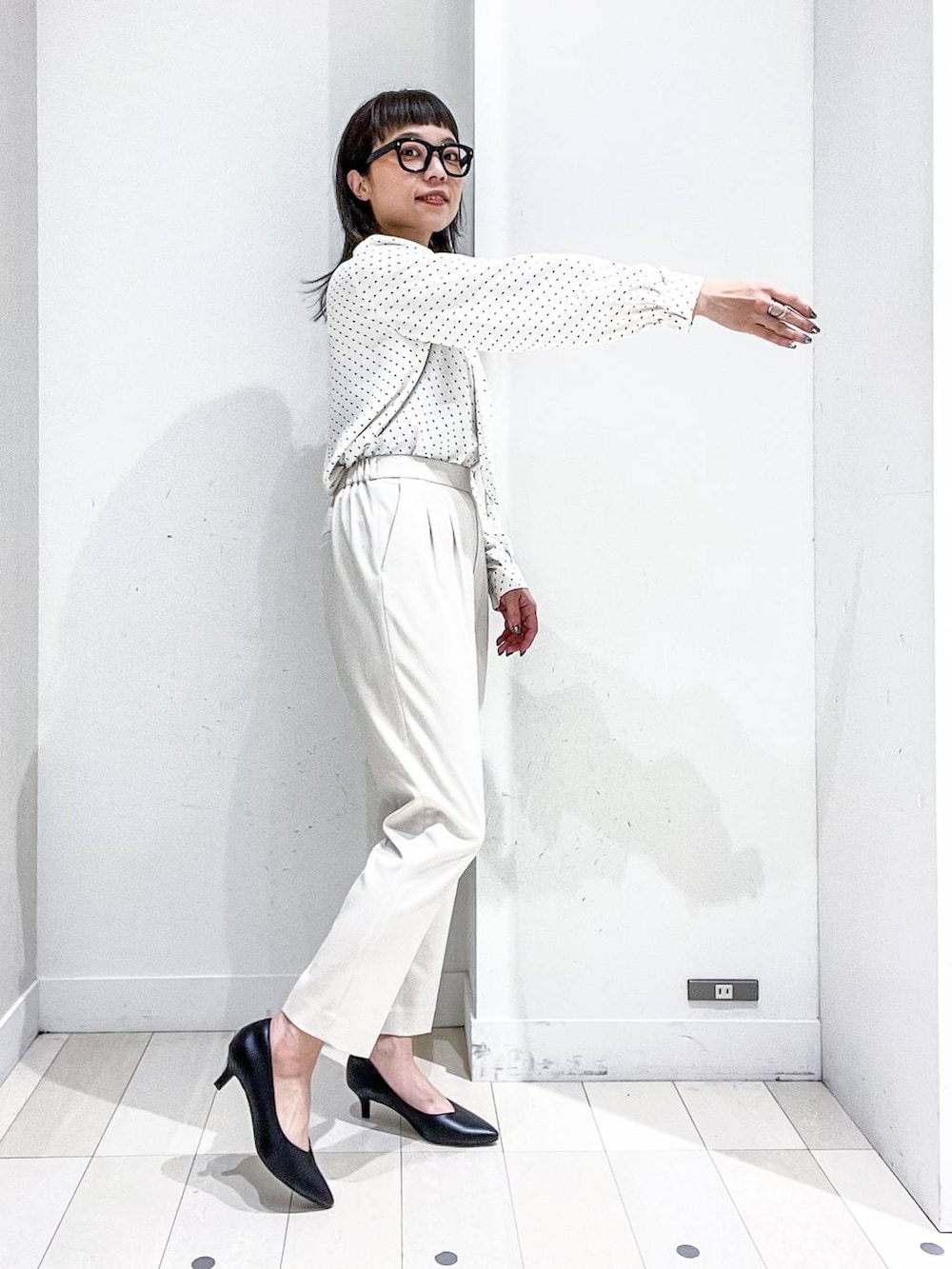 ブラック系のパンプス、ホワイト系のスーツジャケット、ホワイト系のシャツ/ブラウスを着用したレディースの冬コーディネートの9枚目の写真