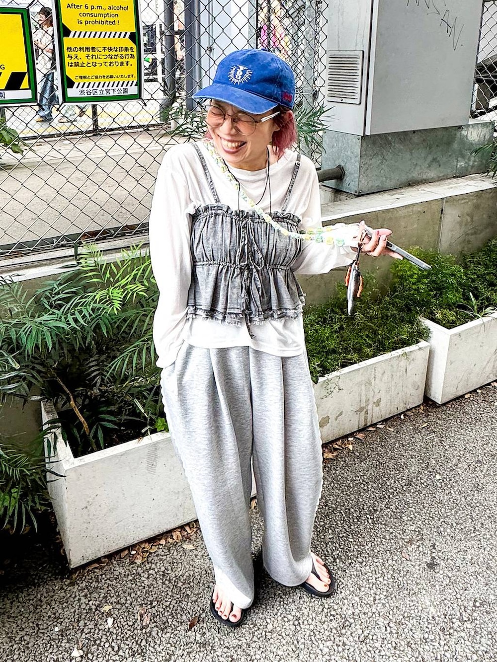 グレー系のスウェットパンツ、ホワイト系のTシャツ/カットソー、グレー系のその他トップスを着用したレディースの夏コーディネートの6枚目の写真