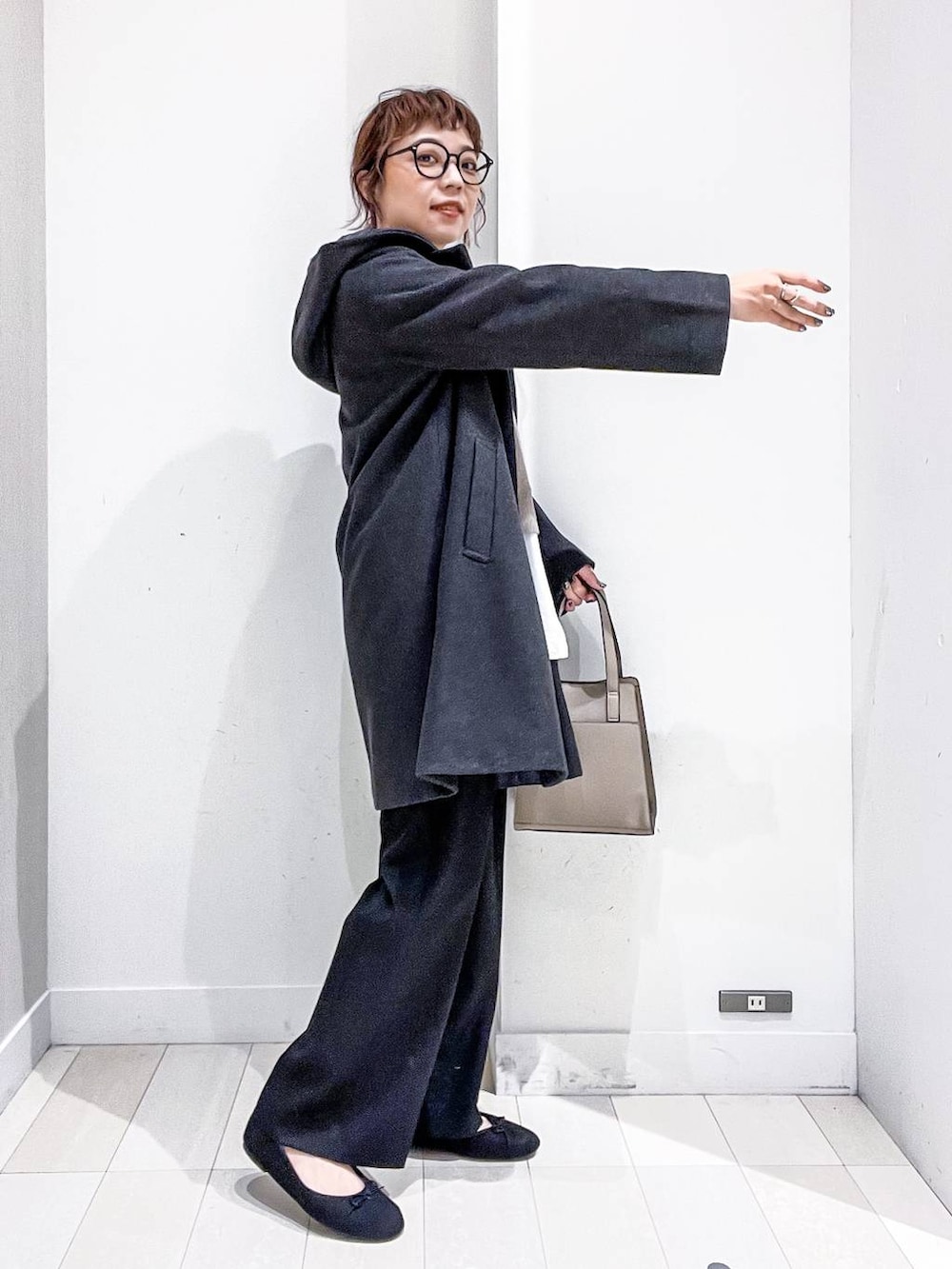 ベージュ系のショルダーバッグ、グレー系のノーカラーコート、ブラック系のその他パンツを着用したレディースの秋コーディネートの5枚目の写真